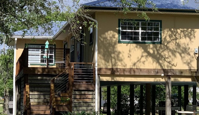 Large New post Katrina build. Family friendly. Close to Waveland Beach.