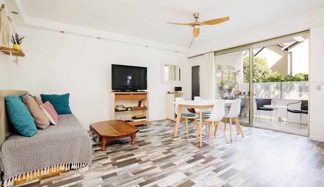 Large new studio facing port and beach with private parking