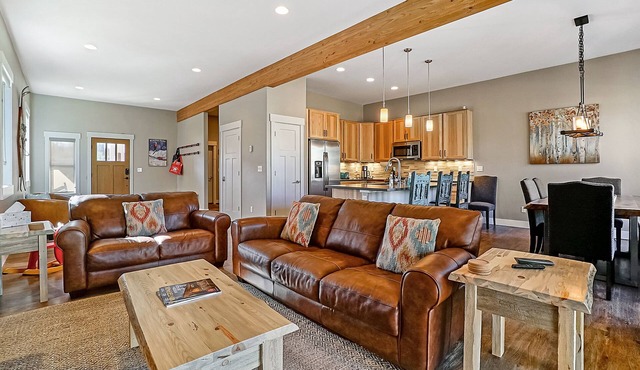 Large New Townhome w/Private Hot Tub + Bus Stop + 8 Beds