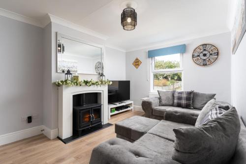 Large newly refurbished modern house, part sea views, south facing garden, parking