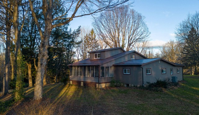 Large newly remodeled 5 bedroom house close to all Lake Erie Attractions!