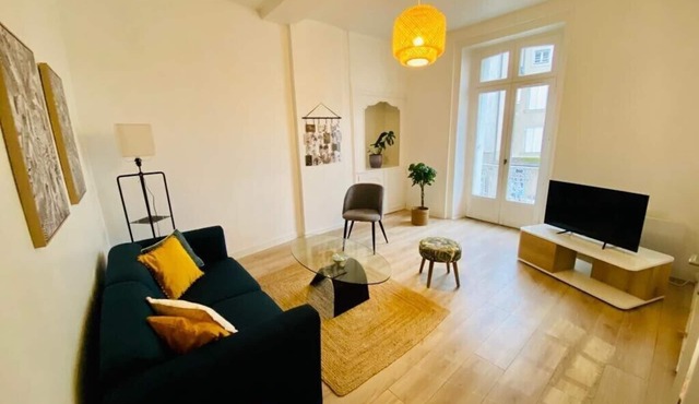 Large Newly renovated apartment in downtown Laval