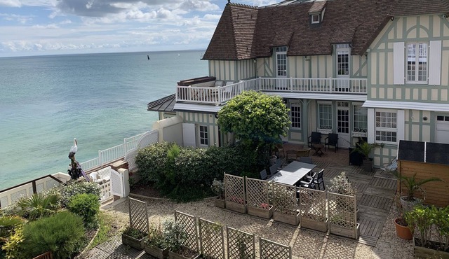 Large Norman house right by the sea on the landing beaches