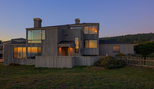 Large Ocean Front home. Dog Friendly located on Wild Iris