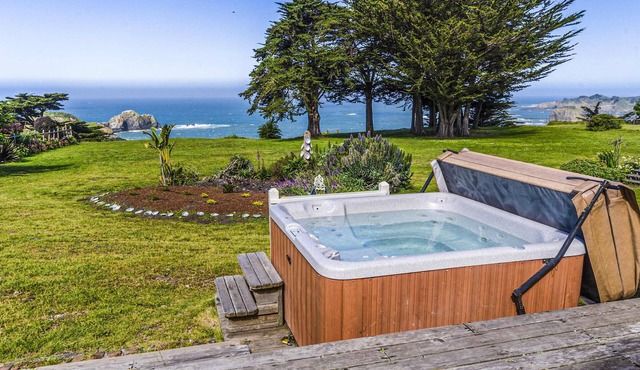 Large Oceanfront Bluff Home - Hot Tub, Kids Room