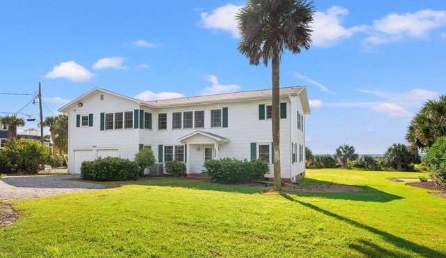 Large Oceanfront Pet Friendly Home perfect for Family Getaways at the Beachcombe