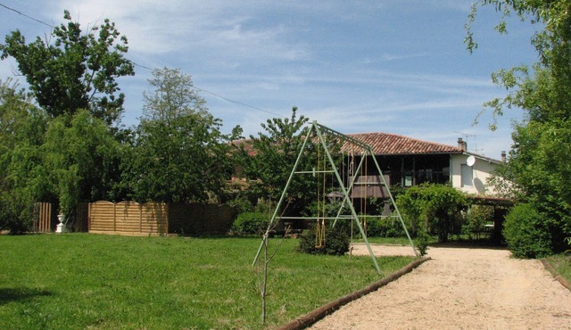 Large old farmhouse in the Garonne valley with large garden and swimming pool