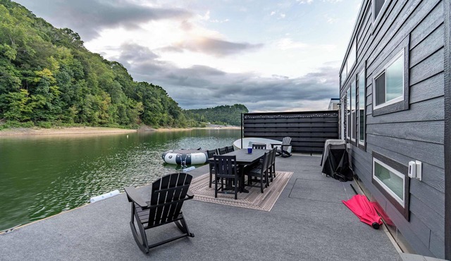 Large On-the-Water Stay w/Boat Ramp Access!