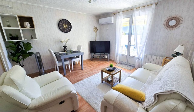 Large one-bedroom apartment - 2 people - elevator - terrace - parking