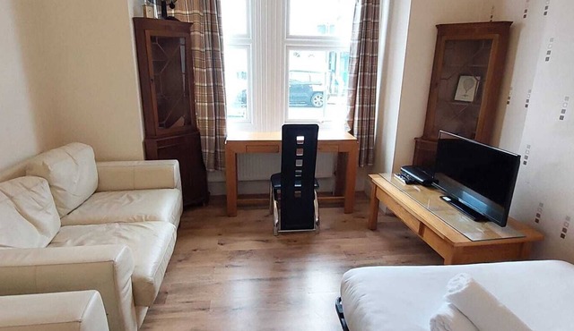 Large one Bedroom apartment, 7 min. walk tube station, 20 min. tube City centre