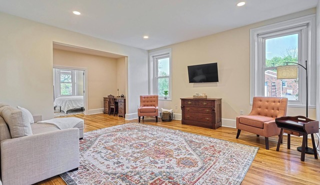 Large One Bedroom Suite in Historic Farmhouse - Family Friendly!