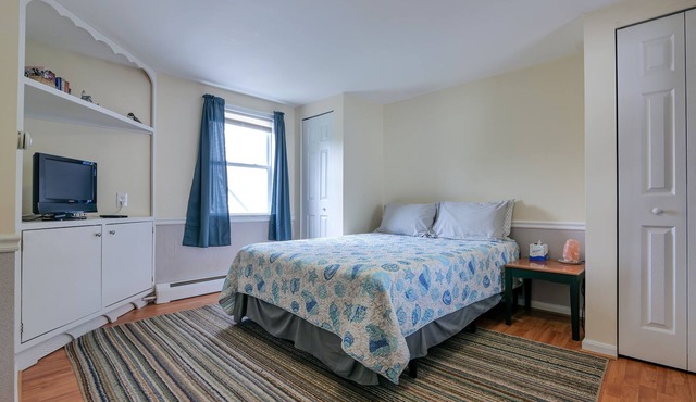 Large Open Concept 1BR/1Bath w Full Kitchen