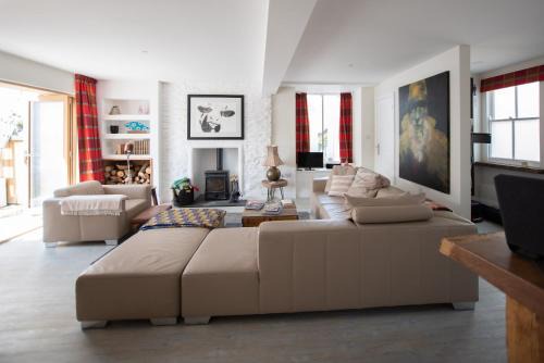 Large Open Plan Cottage with Balcony BBQ Area