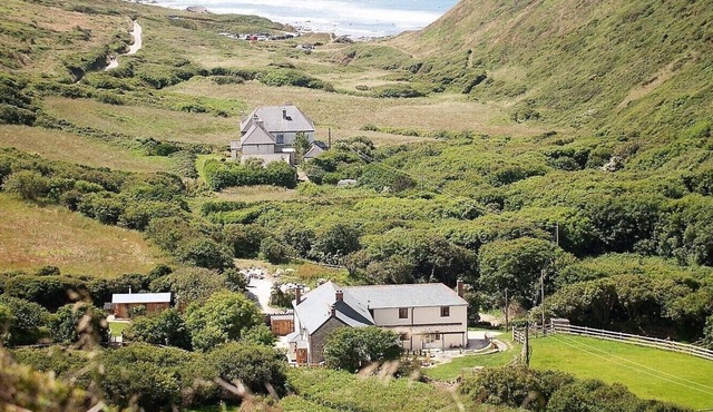 Large, open-plan family house by the beach. Sleeps 13.