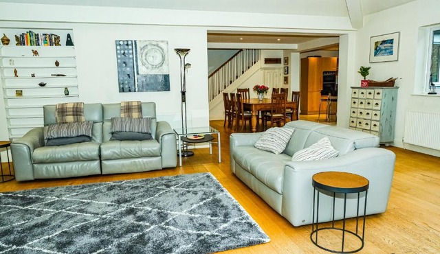 Large open plan villa with garden near the Thames