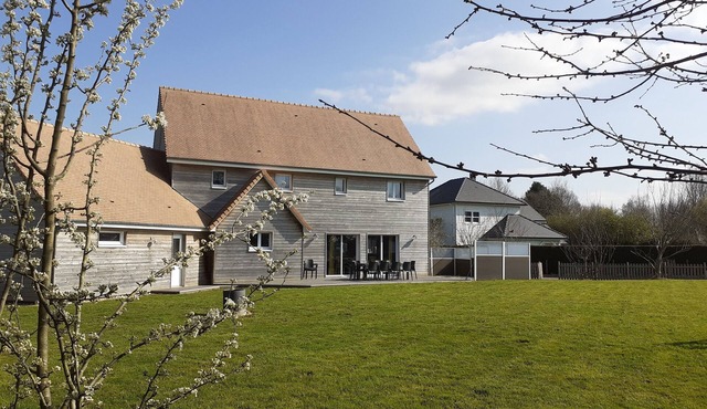 Large peaceful family cottage 8 minutes from the beaches