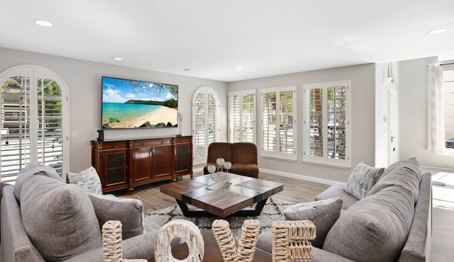 Large Peaceful Beach Condo, Close to Belmont Shore, 3 Bed/3.5 bath, AC, Parking, Beach Gear