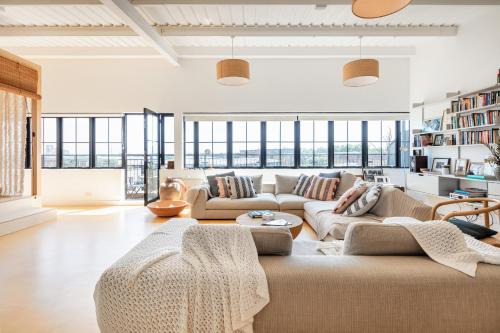 Large Penthouse in unique former Warehouse furnished with premium fittings for a luxurious stay