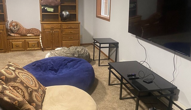 Large pet friendly, kid friendly house! 35 minutes from US Bank Stadium etc.