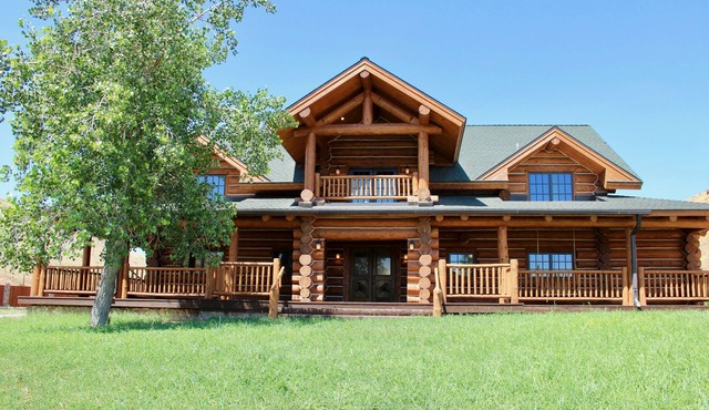 Large, picturesque luxury log home for the whole family.