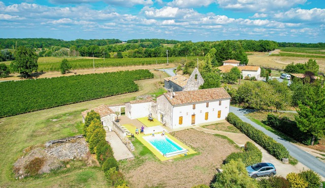 Large, pleasant country house with swimming pool