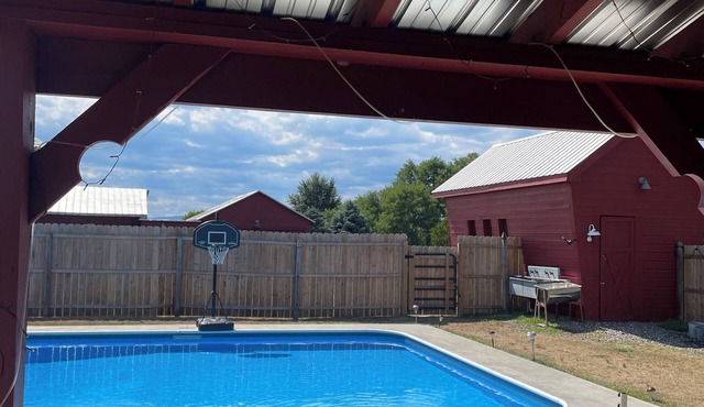 Large pool 4-bedroom farmhouse in Hudson with Mountain View’s pet friendly