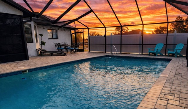 Large Pool Clean & Comfortable Fast WIFI KING Beds!