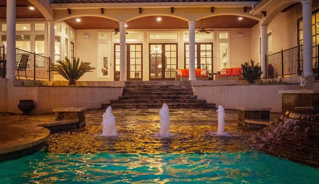 Large pool+Hot Tub+ Perfect for Large Groups