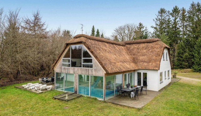 Large pool house for 20 people, where hunting is allowed in the adjacent forest.