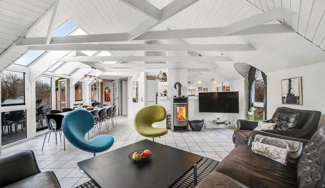 Large pool house with 6 person outdoor spa 1015