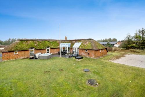Large Pool House With 6 Person Outdoor Spa 1015