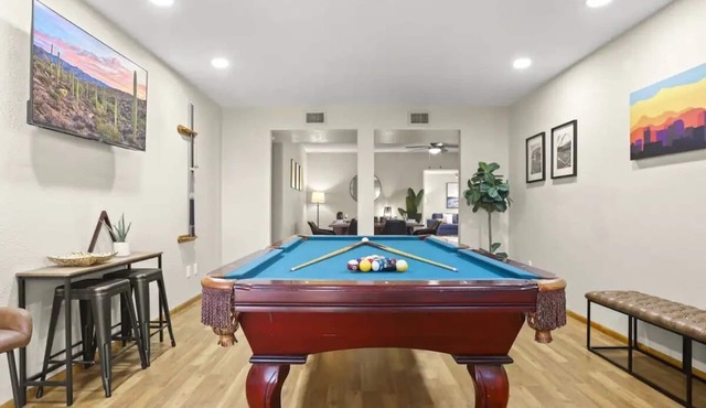 Large Pool, Near State Farm STDM and Many Entertainment Districts!