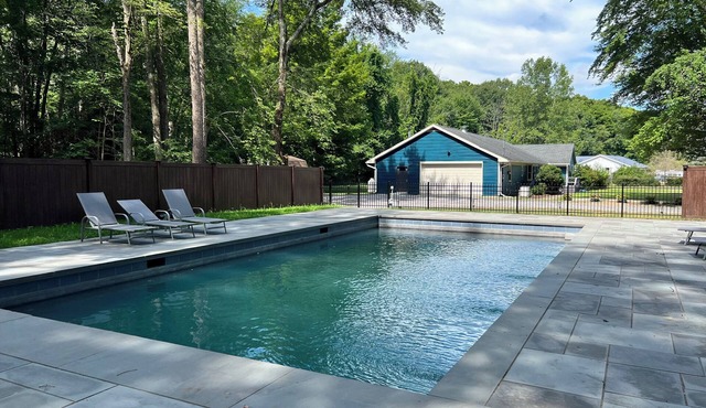 Large Pool + New spacious 4 BR home - walk to Gym, Tennis & Boating on Lake!