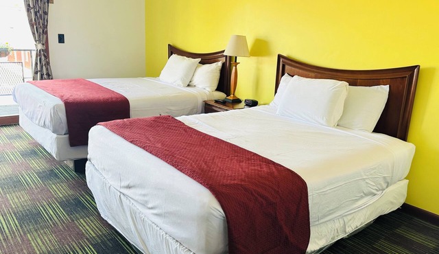 Large Pool Open Late! Hotel Room by Cedar Point