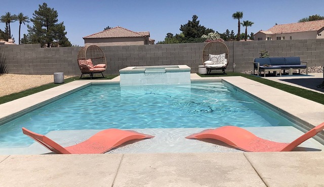 Large Pool & Spa + Pool Table, BBQ, Amenities. Close To Vegas Strip!