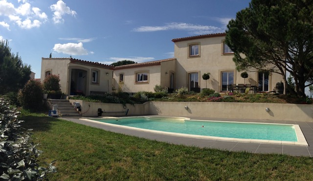 Large Pool Villa! Near the city, the lake and the medieval city .