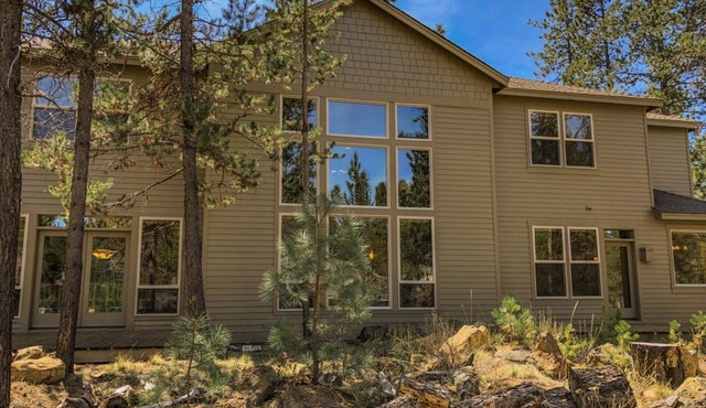 Large Premier Home With A/C, SHARC, New Furniture, New Hot Tub and Pool Table