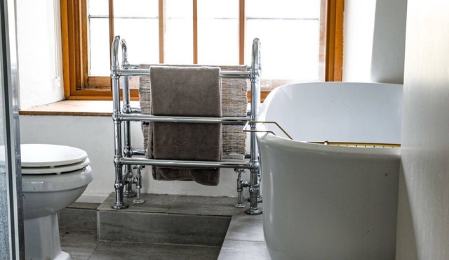 Large Pretty Farmhouse 2 mins from Burford, Cotswolds ,Pet friendly. Big Garden