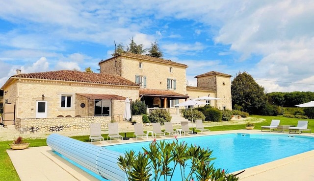 Large Private Luxury Farmhouse | Sleeps 15 | Heated Pool | 4 baths | Monflanquin