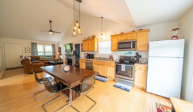 ⭐Large Primary suite✦Balcony✦hot tub✦gated✦events⭐