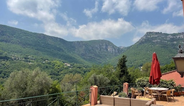 Large Private Villa - Pool, Tennis, New Aircon, w/8 bedrooms