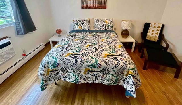 Large private 2 bedroom apartment North of CHICAGO