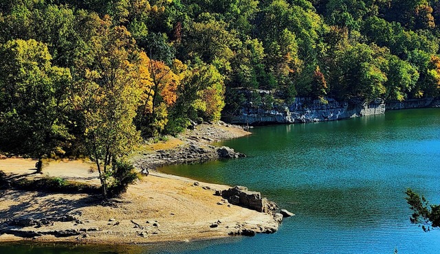 Large, private, cliffside house with panoramic Beaver Lake view and hottub