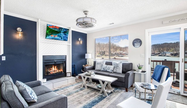 Large Private Dock, Redecorated home, Quiet area to float, Lake Front, Lots of things to do nearby!