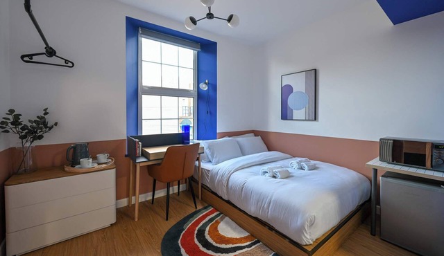 Large Private Ensuite Bedroom in Angel Close to Transport