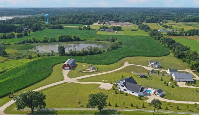 Large Private Farmhouse Close to Skiing!
