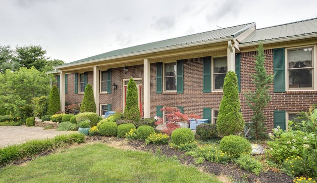 Large & Private Guest House Apt w/Patio + Views!