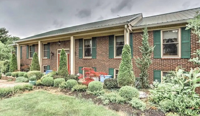 Large & Private Guest House Apt w/Patio + Views!nn