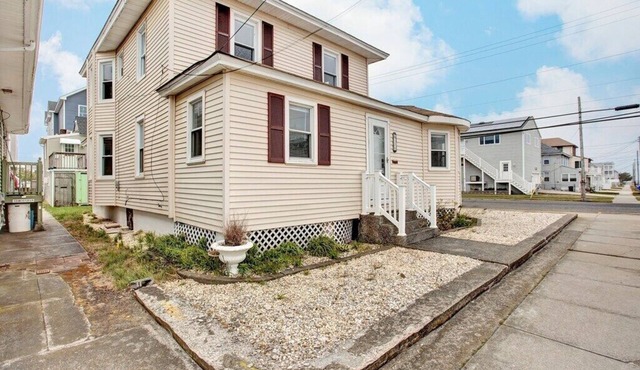 LARGE PRIVATE HOUSE! CLOSE TO BAY & NORTH WILDWOOD NIGHT LIFE! WALK TO BEACH!