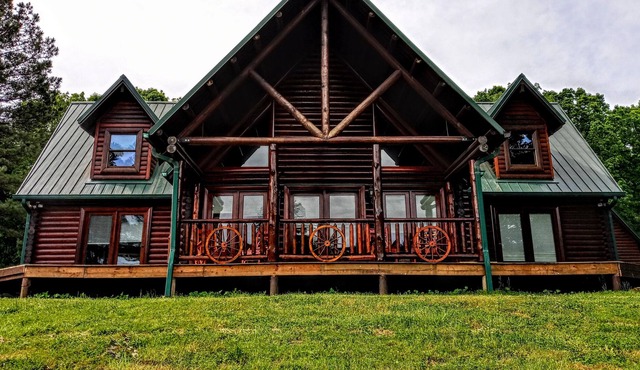 Large Private Luxury Log Cabin w/ jacuzzi, game room, private lake on 100 acres